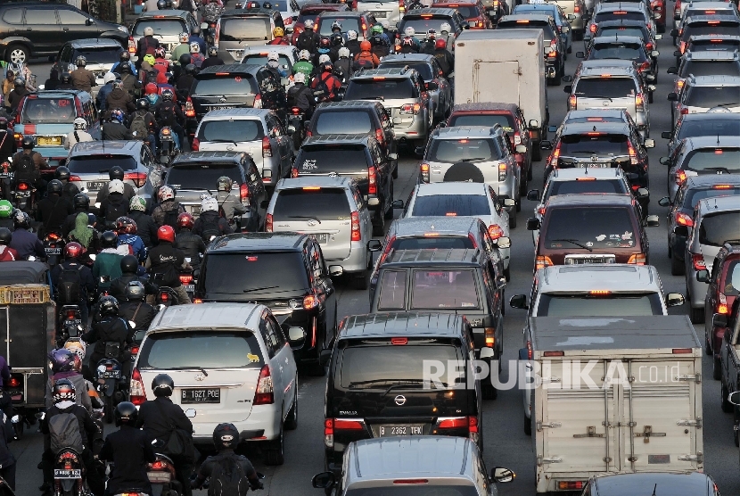 Sejumlah kendaraan terjebak kemacetan di Terusan Casablanca, Kampung Melayu, Jakarta, Senin (18/7)