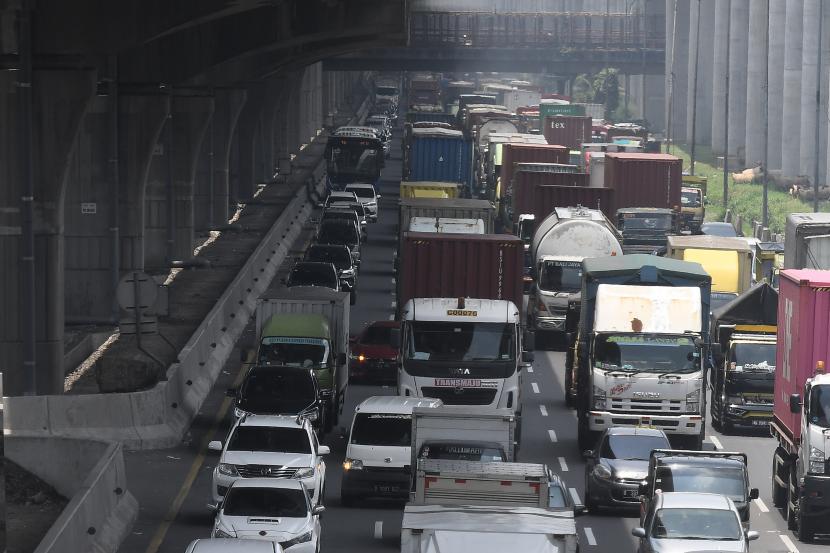 Sejumlah kendaraan terjebak kemacetan di Tol Jakarta-Cikampek, Bekasi, Jawa Barat. ilustrasi. PT Jasa Marga (Persero) kembali memperbaiki jalan dua arah Tol Jakarta-Cikampek mulai awal pekan depan.