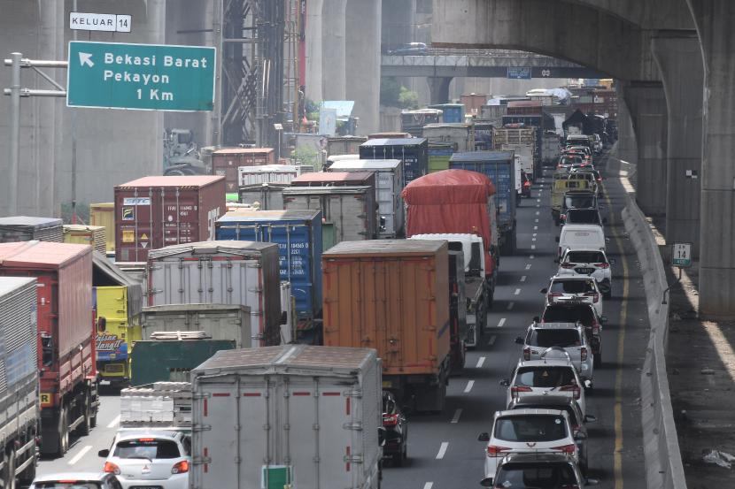 Sejumlah kendaraan terjebak kemacetan di Tol Jakarta-Cikampek, Bekasi, Jawa Barat. Wagub DKI Riza Patria akui Jakarta macet lagi karena pelonggaran PPKM.