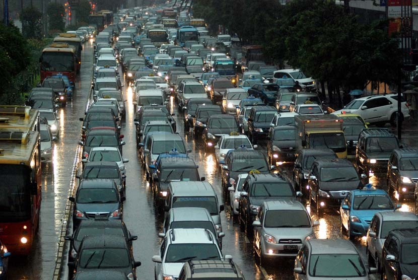  Sejumlah kendaraan terjebak kemacetan ketika hujan deras mengguyur kawasan Jalan Thamrin, Jakarta, Jumat (21/12).   (Republika/Prayogi)