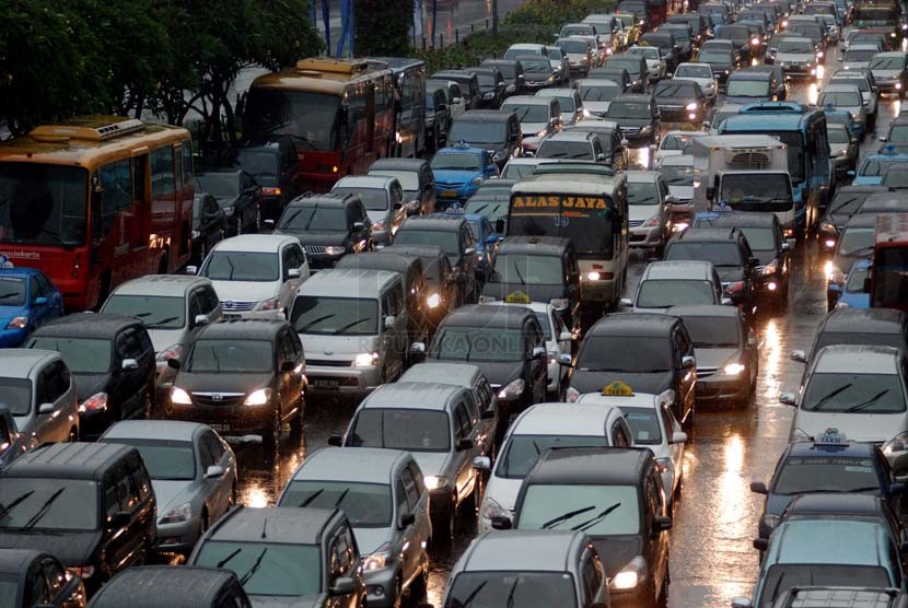  Sejumlah kendaraan terjebak kemacetan ketika hujan deras mengguyur kawasan Jalan Thamrin, Jakarta, Jumat (21/12).   (Republika/Prayogi)
