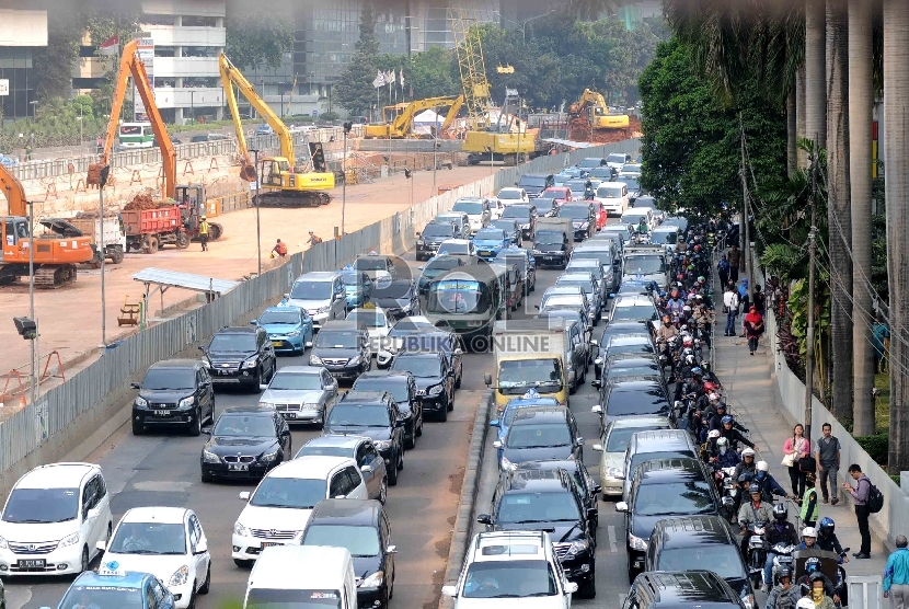 Sejumlah kendaraan terjebak kemacetan panjang akibat penyempitan jalan proyek pembangunan proyek Mass Rapid Transit (MRT) di Jalan Sudirman, Jakarta, Selasa (7/7). (Republika/Agung Supriyanto)