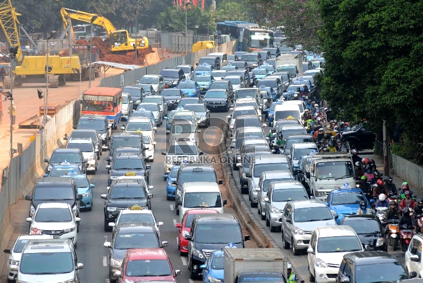 Sejumlah kendaraan terjebak kemacetan akibat penyempitan jalan proyek pembangunan proyek Mass Rapid Transit (MRT) di Jalan Sudirman, Jakarta, Selasa (7/7). (Republika/Agung Supriyanto)