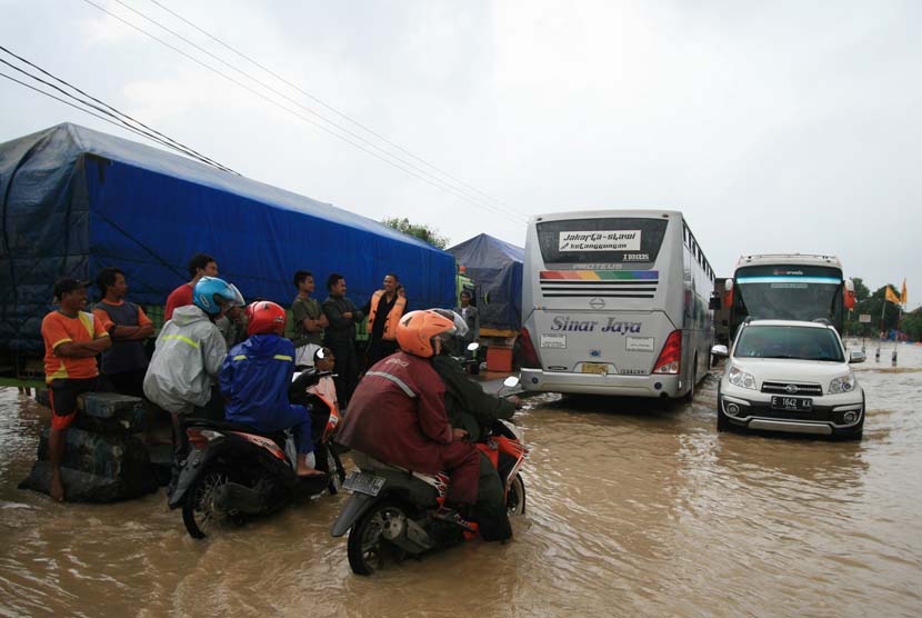  Sejumlah kendaraan terjebak kemacetan panjang di ruas jalur Pantura Kandanghaur, Indramayu, Jawa Barat, Ahad (19/1). 