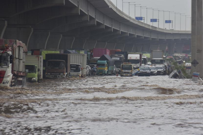 Sejumlah kendaraan terjebak kemacetan saat banjir menggenangi jalan tol (ilustrasi)
