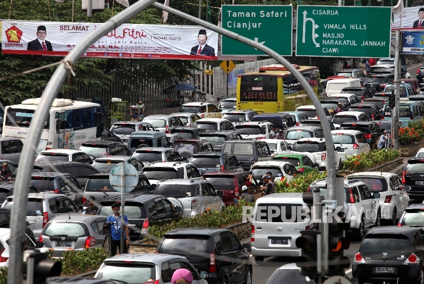  Sejumlah kendaraan terjebak kemacetan saat berlangsungnya buka tutup jalur di Simpang Gadog, Bogor, Jawa Barat, Sabtu (9/7). (Republika/Rakhmawaty La'lang)