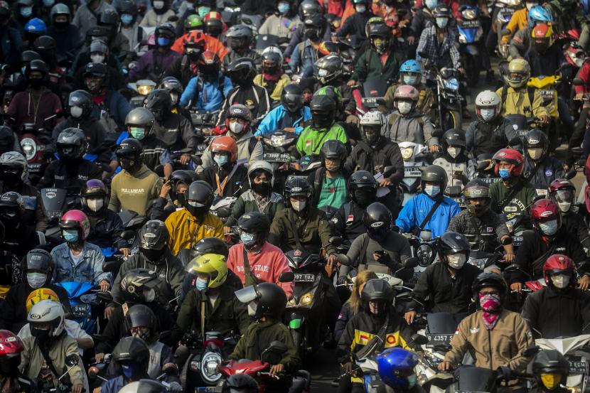 Sejumlah kendaraan terjebak kemacetan saat diberlakukan penyekatan di Jalan Raya Mampang Prapatan, Jakarta, Kamis (15/7).