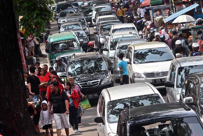  Sejumlah kendaraan terjebak kemacetan saat melintasi kawasan toko 