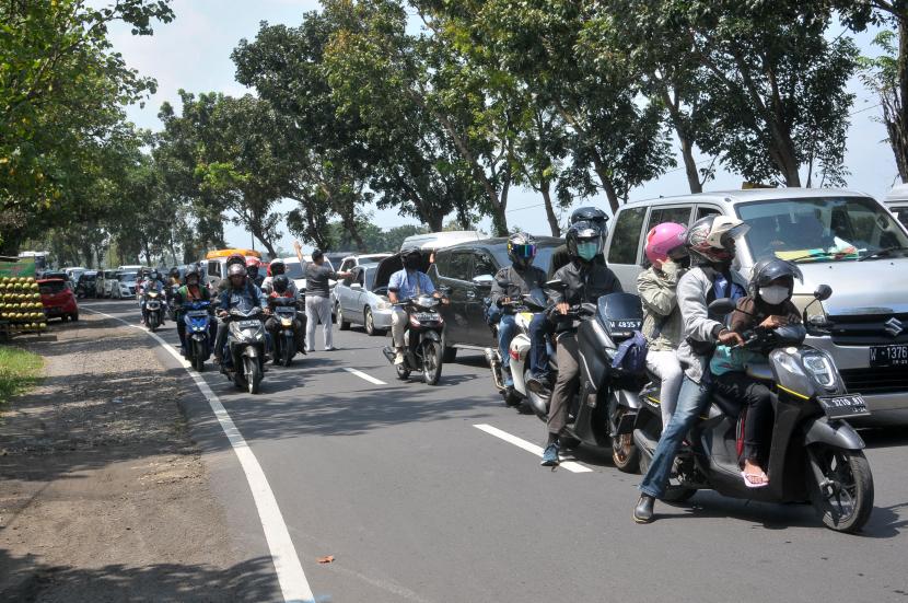 Sejumlah kendaraan terjebak kemacetan saat mulai adanya arus balik Lebaran di jalan raya Perak, Kabupaten Jombang, Jawa Timur, Selasa (3/5/2022). Kepala Satuan Patroli Jalan Raya (PJR) Ditlantas Polda Jawa Timur (Jatim), AKBP Dwi Sumrahadi menyampaikan, pergerakan lalin di Jatim masih stabil. 