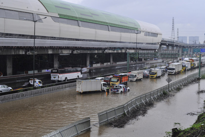 Sejumlah kendaraan terjebak kemacetan saat tol Jakarta-Cikampek banjir di Jatibening, Bekasi, Jawa Barat, Selasa (25/2/2020).