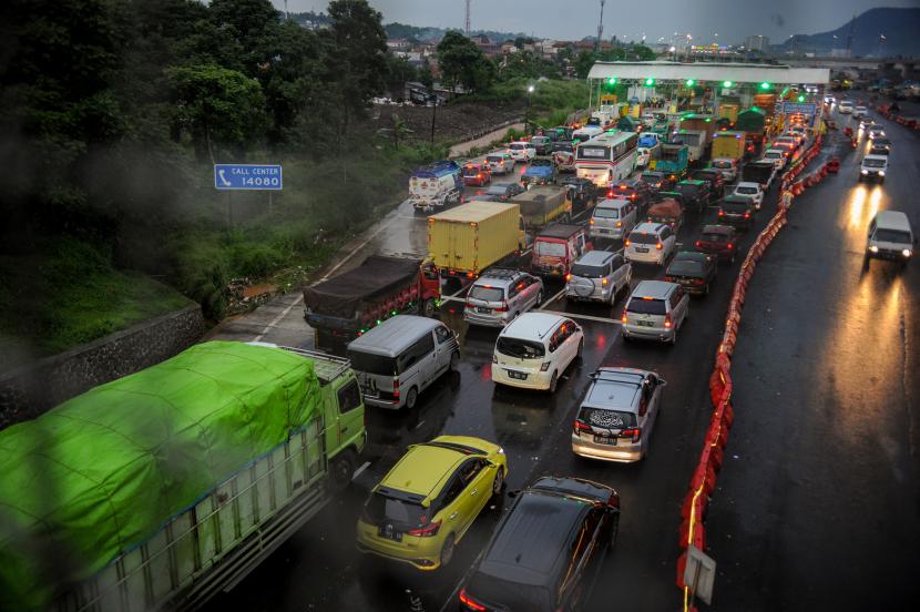 Sejumlah kendaraan terjebak kemacetan yang menuju gerbang keluar tol Cileunyi di Kabupaten Bandung, Jawa Barat, Jumat (24/12/2021). PT Jasa Marga (Persero) Tbk memprediksi puncak arus mudik Natal dan Tahun Baru 2022 terjadi pada hari ini (24/12/2021) dengan peningkatan arus lalu lintas sebesar 34,5 persen dari lalu lintas normal.