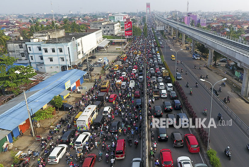 [Dokumentasi] Sejumlah kendaraan terjebak macet di Jalan Mayjen HM Ryacudu Palembang, Sumatera Selatan.