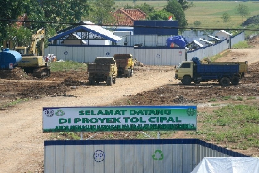   Sejumlah kendaraan terparkir di sekitar proyek pembangunan jalan tol Cikampek-Palimanan (Cipal) di Palimanan, Cirebon, Jawa Barat