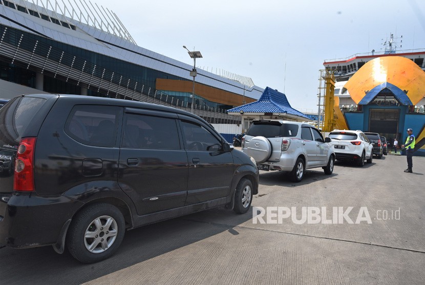 Sejumlah kendaraan yang akan menyeberang ke Pulau Sumatera antre saat akan memasuki kapal roro di Dermaga 6 Pelabuhan Merak, Banten, Sabtu (21/12/2019).