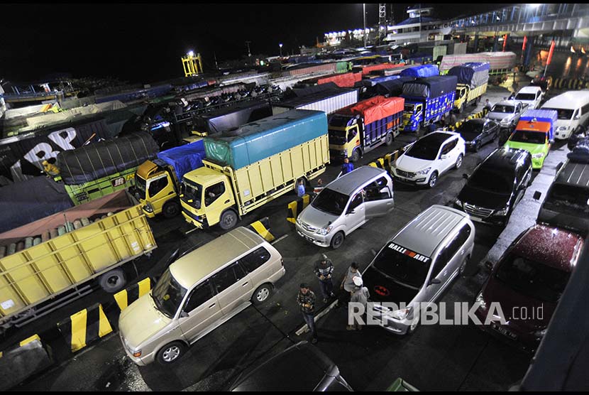 Sejumlah kendaraan yang akan menyeberang ke Sumatera antre hingga keluar area pelabuhan penyeberangan Merak-Bakauheni (ilustrasi)