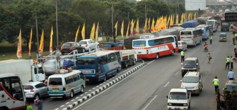 Sejumlah kendaraan yang keluar gerbang Tol Cikampek, Cikopo, Purwakarta, Jabar terjebak macet akibat padatnya kendaraan yang menuju jalur Pantura pada H-6 lebaran, Rabu (24/8). Kini diberlakukan satu arah.