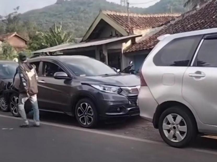 Sejumlah kendaraan yang terlibat kecelakaan di Jalan Raya Malangbong, Kabupaten Garut, Jumat (28/4/2023). 