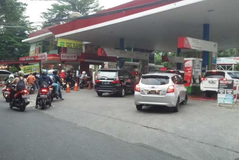 Sejumlah kendaran bermotor mengantre di SPBU Pertamina di kawasan Jakarta Selatan, Rabu (10/10). Pemerintah mengumumkan kenaikan harga BBM jenis Premium menjadi Rp 7.000 per liter.