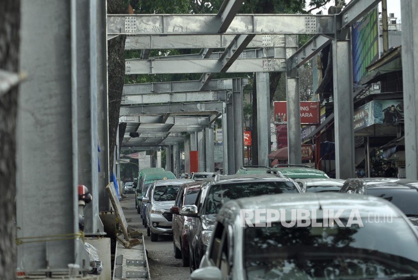 Sejumlah kendaran melintasi pembangunan proyek skywalk di Jl Cihampelas, Kota Bandung.