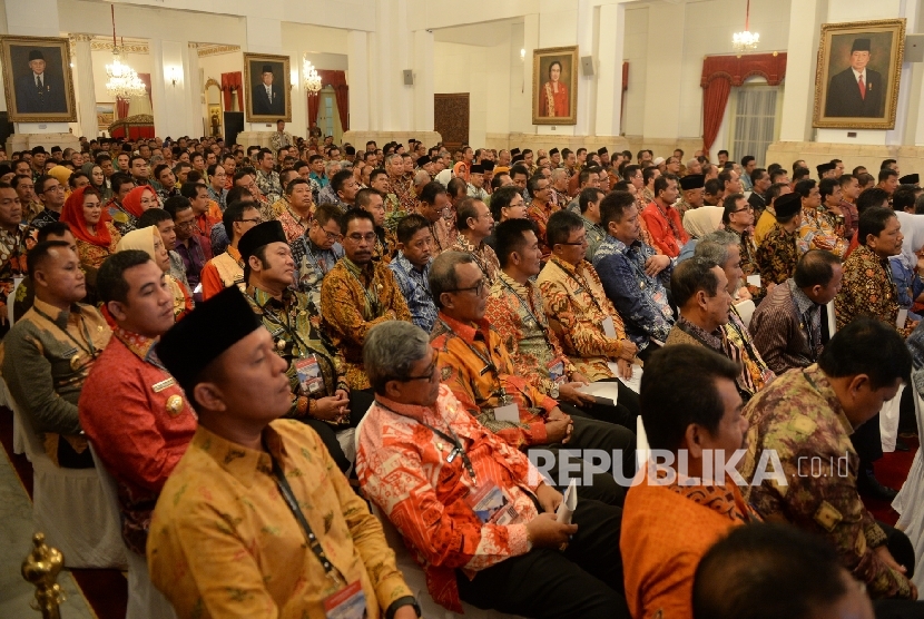 Sejumlah kepala daerah hasil Pilkada serentak mengikuti Rapat Kerja Pemerintah 2016 di Istana Negara, Jakarta, Jumat (8/4). 