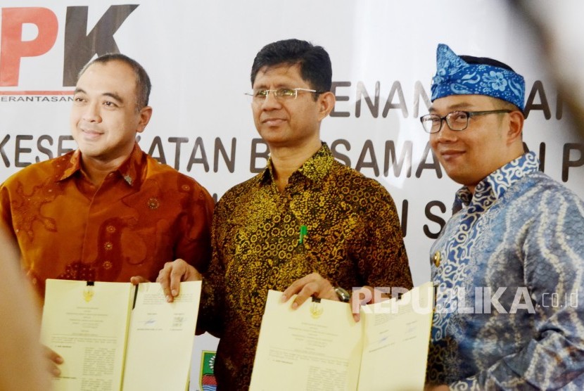 Sejumlah kepala daerah memperlihatkan kesepakatan bersama aplikasi Smart City dan e-Goverment, di Pendopo, Kota Bandung, Rabu (1/11).