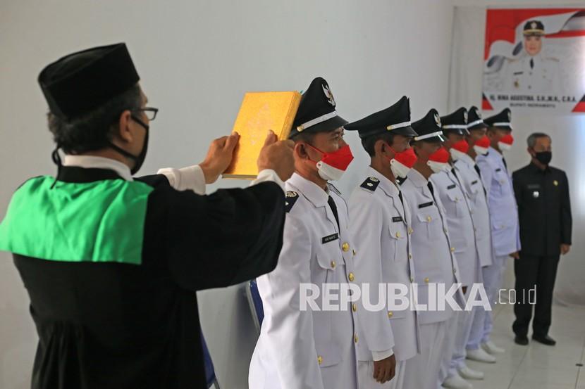 Sejumlah kepala desa terpilih diambil sumpah jabatan saat pelantikan secara virtual di kantor Kecamatan Balongan, Indramayu, Jawa Barat, Senin (16/8/2021). (Ilustrasi)