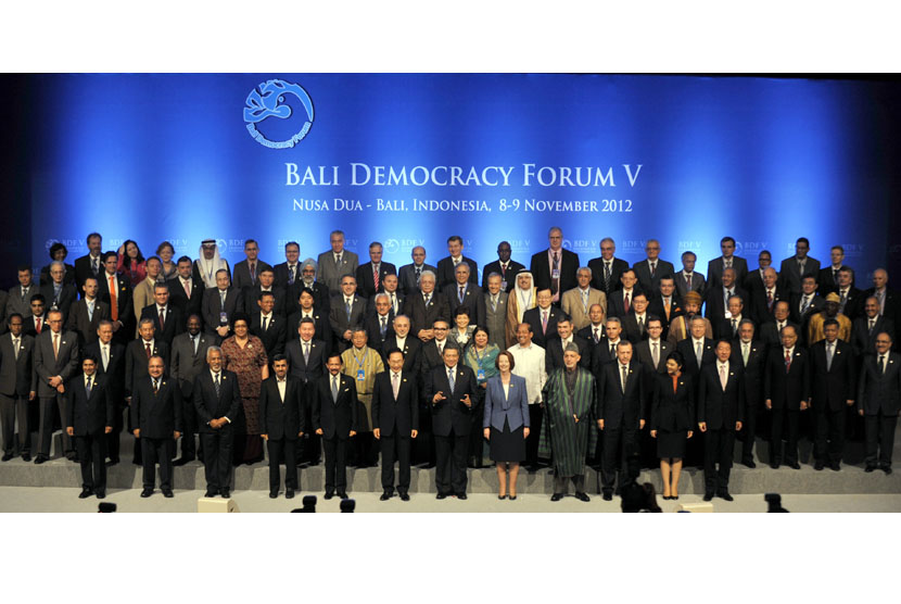  Sejumlah kepala negara berfoto bersama menteri-menteri dan delegasi peserta Bali Democracy Forum (BDF) V di Nusa Dua, Bali, Kamis (8/11).   (Antara/Nyoman Budhiana)