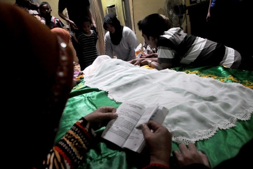 Sejumlah kerabat berduka ketika bocah korban peluru nyasar Fathir Muhammad (13 bulan) meninggal dunia di Makassar, Sulsel, Jumat (8/3). Fathir yang sempat bertahan selama satu bulan itu menjalani perawatan di Rumah Sakit Wahidin Sudirohusodo Makassar, dan 