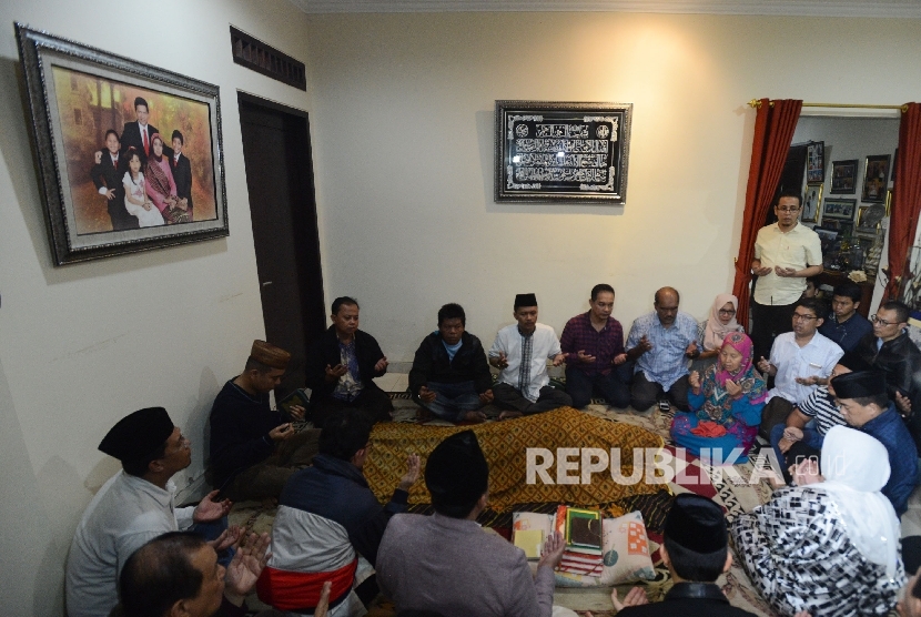  Sejumlah kerabat beserta keluarga berdoa untuk almarhum Ketua Komisi Pemilihan Umum (KPU) Husni Kamil Manik di rumah duka yang terletak di Jalan Siaga Raya, Jakarta Selatan, Kamis (7/7) malam. (Republika/Raisan Al Farisi) 
