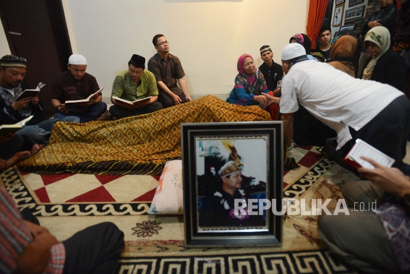  Sejumlah kerabat beserta keluarga berdoa untuk almarhum Ketua Komisi Pemilihan Umum (KPU) Husni Kamil Manik di rumah duka yang terletak di Jalan Siaga Raya, Jakarta Selatan, Kamis (7/7) malam. (Republika/Raisan Al Farisi) 