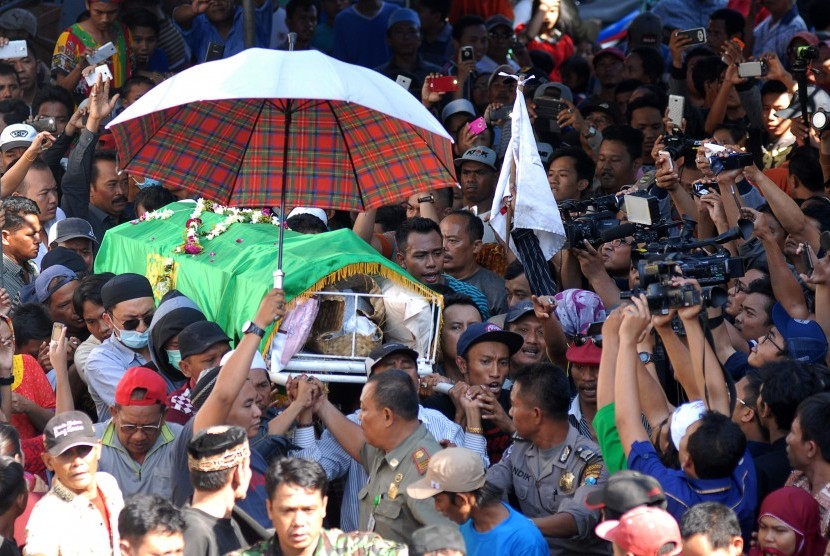 Sejumlah kerabat dan keluarga memanggul peti jenazah terpidana mati kasus penyalahgunaan narkoba berkewarganegaraan Indonesia, Freddy Budiman ke Tempat Pemakaman Umum Mbah Ratu, Surabaya, Jawa Timur, Jumat (29/7). 