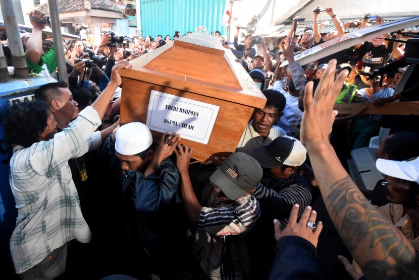 Sejumlah kerabat dan keluarga mengangkat peti berisi jenazah terpidana mati kasus penyalahgunaan narkoba berkewarganegaraan Indonesia, Freddy Budiman ketika tiba dirumah keluarga di Surabaya, Jawa Timur, Jumat (29/7). 