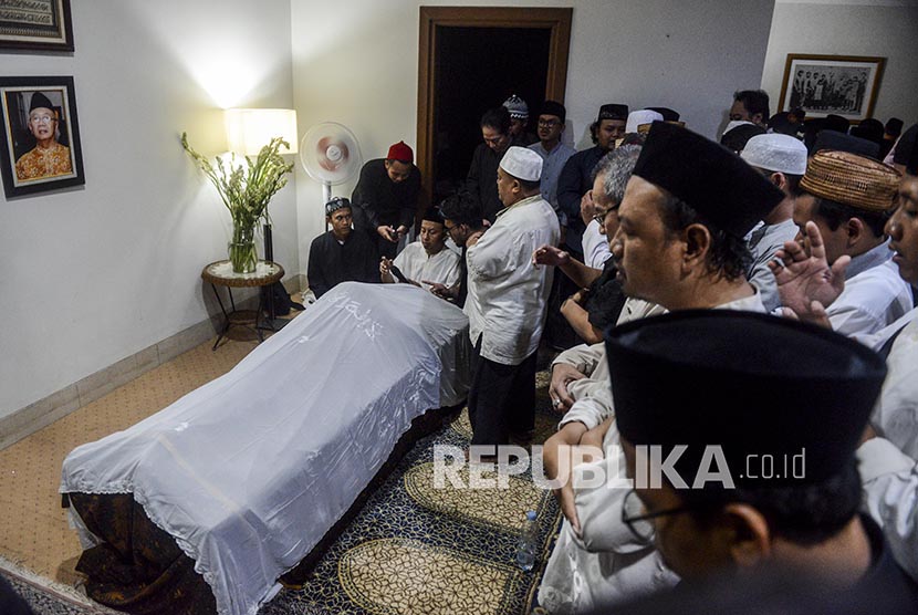 Jokowi: Banyak Titipan Gus Sholah kepada Kita. Sejumlah kerabat melaksanakan shalat jenazah KH Salahuddin Wahid atau Gus Sholah di rumah duka, Mampang Prapatan, Jakarta,  Ahad (2/2) malam.