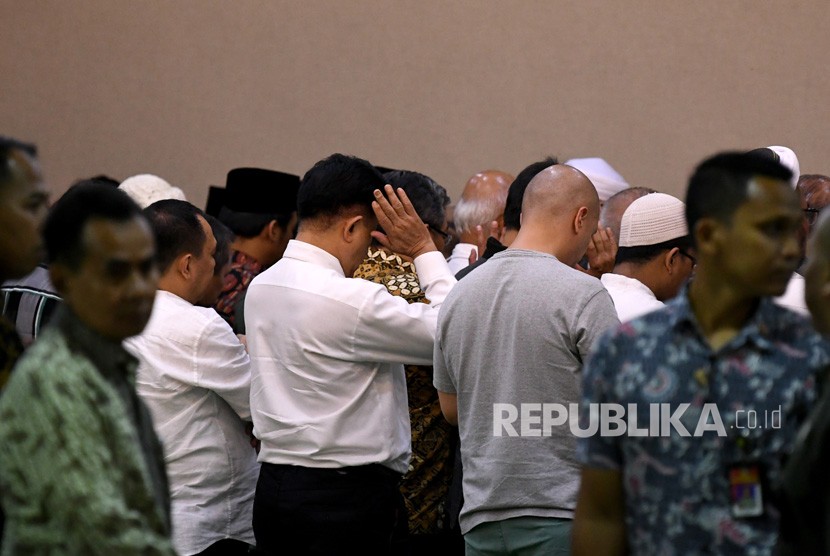 Sejumlah kerabat melakukan shalat jenazah almarhum Presiden ke-3 RI, BJ Habibie di Rumah Jenazah Rumah Sakit Pusat Angkatan Darat (RSPAD) Gatot Soebroto, Jakarta, Rabu (11/10/2019)