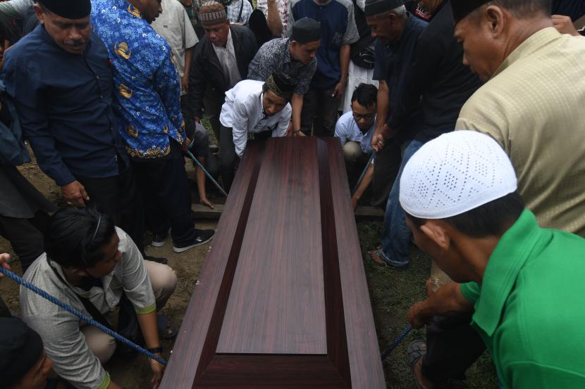 Sejumlah kerabat memakamkan jenazah Mahmud Ismaun korban penembakan kelompok kriminal bersenjata (KKB) di Palu, Sulawesi Tengah, Senin (18/7/2022). Mahmud Ismaun yang merupakan supir pribadi Bupati Nduga menjadi salah satu korban penembakan KKB di Papua. 