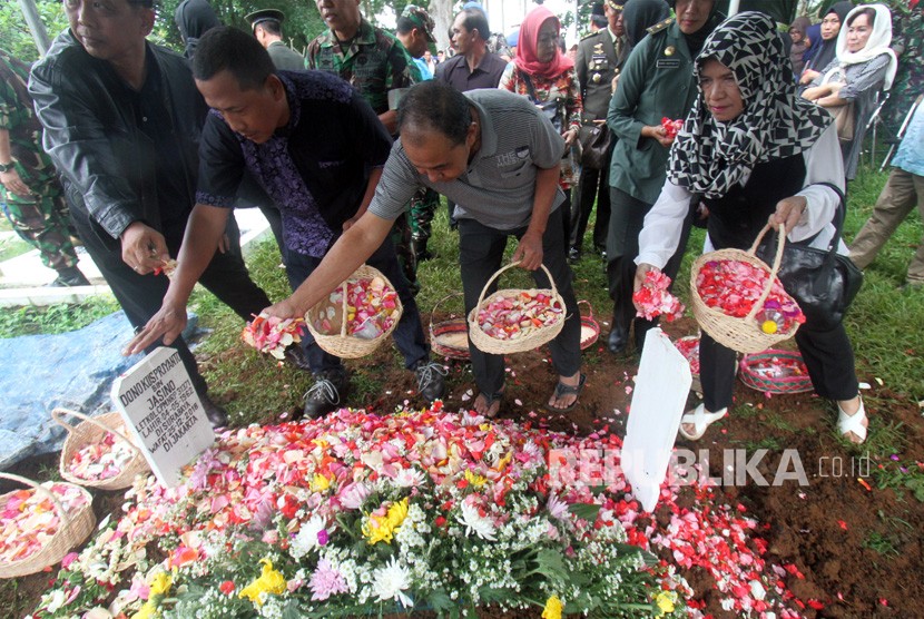 Sejumlah kerabat menaburkan bunga di makam anggota TNI Letkol CPM Dono Kuspriyanto setelah dimakamkan di Pemakaman Pahlawan Dreded Bogor, Jawa Barat, Rabu (26/12/2018). 