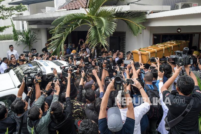 Sejumlah kerabat mengangkat peti jenazah almarhum KH Salahuddin Wahid atau Gus Sholah di rumah duka di kawasan Mampang Prapatan, Jakarta, Senin (3/2).