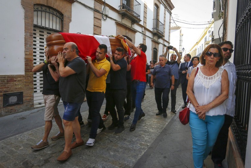 Sejumlah kerabat mengangkat peti mati pesepak bola Jose Antonio Reyes sebelum pemakaman di Sevilla, Senin (3/6). Reyes tewas dalam sebuah kecelakaan di jalan tol Sevilla pada Sabtu (1/6). 