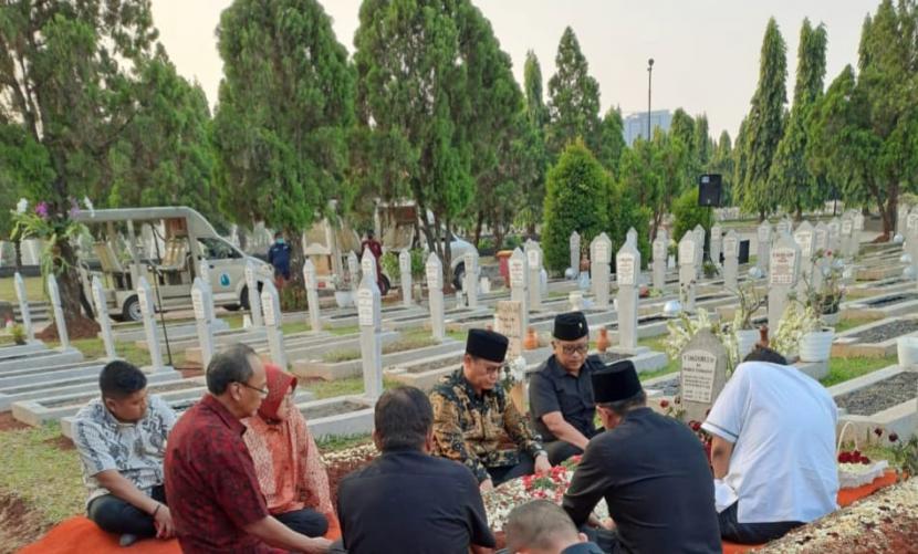 sejumlah Ketua DPP PDIP berziarah ke makam Tjahjo Kumolo, mantan Menteri PAN dan RB, di Taman Makam Pahlawan (TMP) Kalibata, Selasa (9/8/2022) petang.