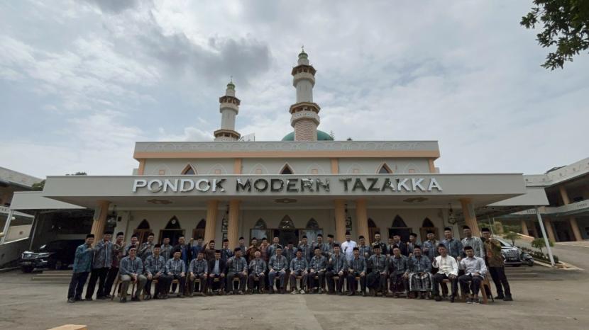 Sejumlah kiai pengasuh pesantren yang tergabung dalam Forum Pesantren Alumni Gontor bersilaturahim di Pesantren Tazakka Bandar Batang Jawa Tengah.