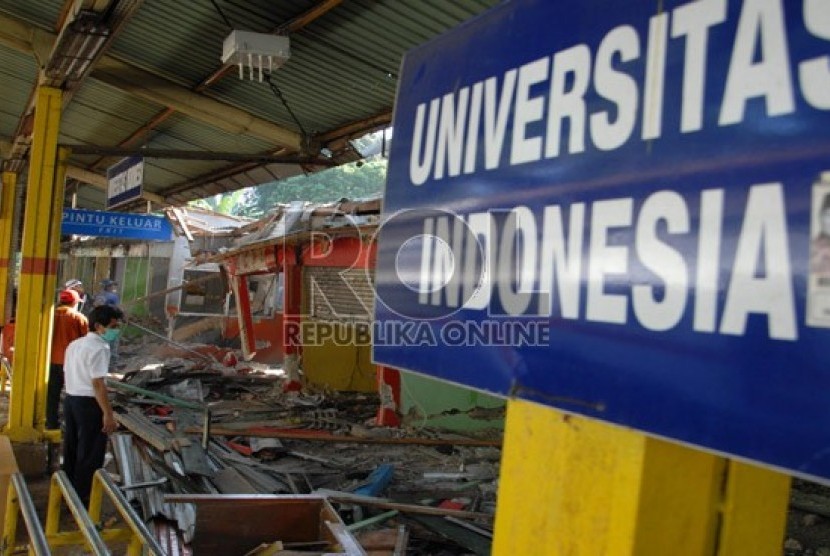   Sejumlah kios yang berhasil dibongkar petugas di Stasiun UI, Depok, Jawa Barat, Rabu (29/5).  (Republika/Rakhmawaty La'lang)