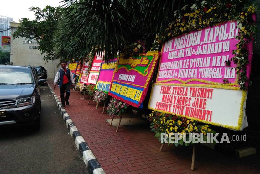 Sejumlah karangan bunga dikirim di depan Main Hall Mapolda Metro Jaya, Rabu (3/5). 