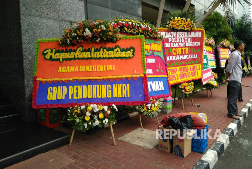 Sejumlah kiriman bunga dikirim di depan Main Hall Mapolda Metro Jaya, Rabu (3/5). 