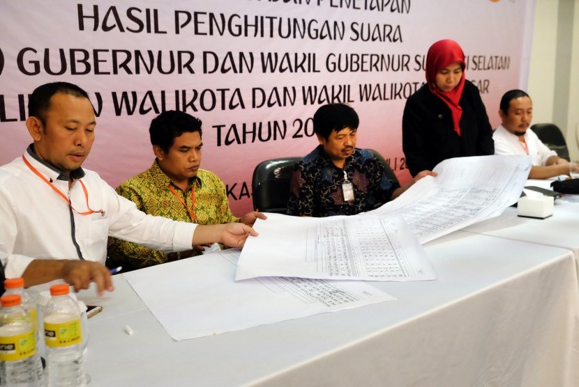 Sejumlah komisioner KPU Makassar menandatangani hasil Rapat Pleno Rekapitulasi pemilihan Wali Kota dan Wakil Wali Kota Makassar di Makassar, Sulawesi Selatan, Jumat (6/7) malam.