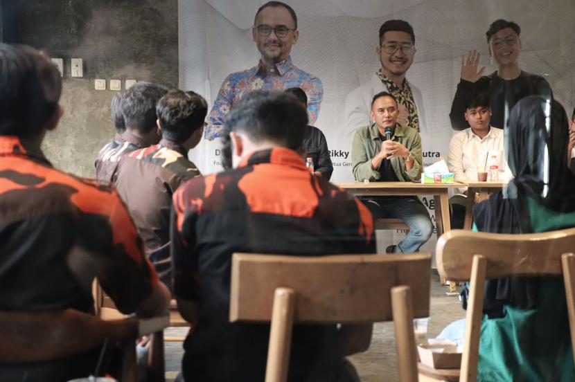 Sejumlah komunitas anak muda di Kabupaten Sumedang mengusulkan pendiri Perkumpulan Kader Bangsa Dimas Oky Nugroho menjadi capres alternatif Pemilu 2024.