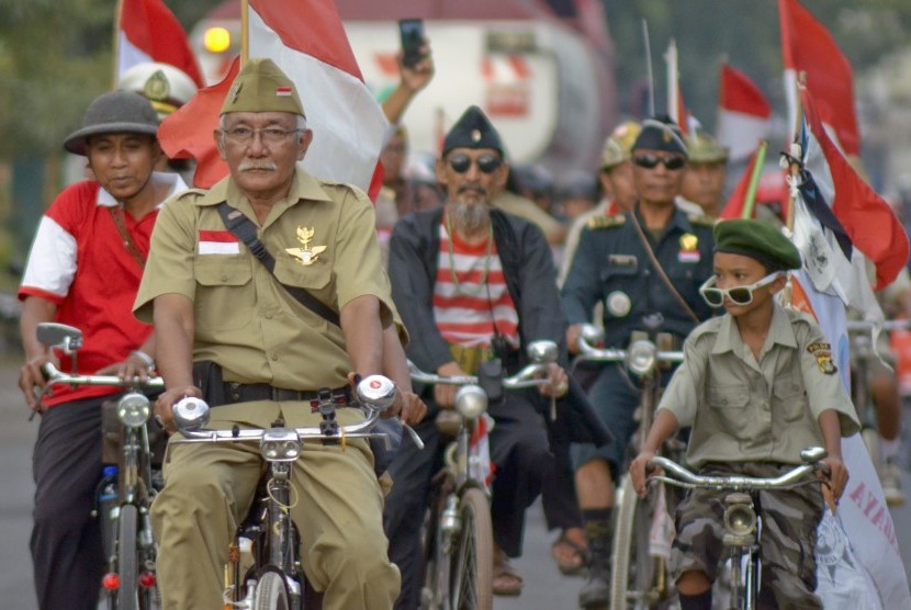 Sejumlah komunitas sepeda ontel memeriahkan pawai pembukaan Festival Kota Tua Ampenan, di Mataram, NTB, Jumat (25/8). 