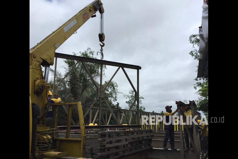 Sejumlah konstruksi jembatan bailey telah  terkirim di lokasi robohnnya Jembatan Cipatujah, Kecamatan Cipatujah,  Kabupaten Tasikmalaya, Jawa Barat. Mulai Jumat (9/11), sejumlah teknisi  mulai melakukan perakitan jembatan sementara tersebut.