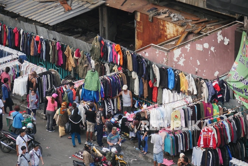 Sejumlah konsumen memilih pakaian cakar (cap karung) di depan pasar Proyek Senen Jakarta yang habis terbakar beberapa waktu lalu, Selasa (11/7). 