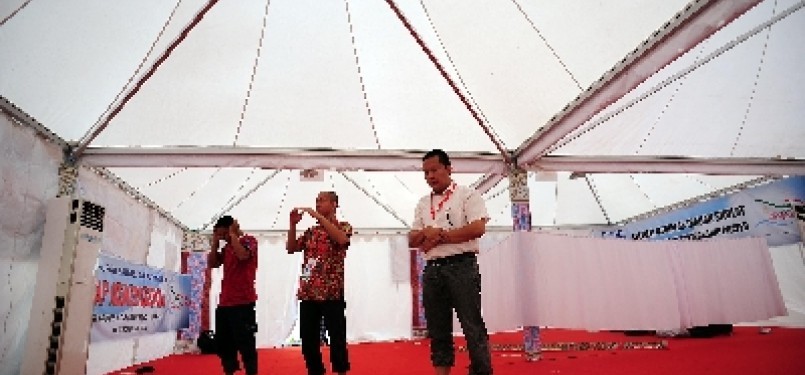Sejumlah kontingen melakukan ibadah sholat di Kompleks Jakabaring Sports City, Palembang, Sumatera Selatan.
