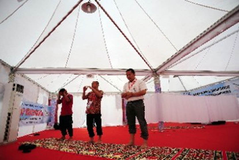Sejumlah kontingen melakukan ibadah sholat di Kompleks Jakabaring Sports City, Palembang, Sumatera Selatan.